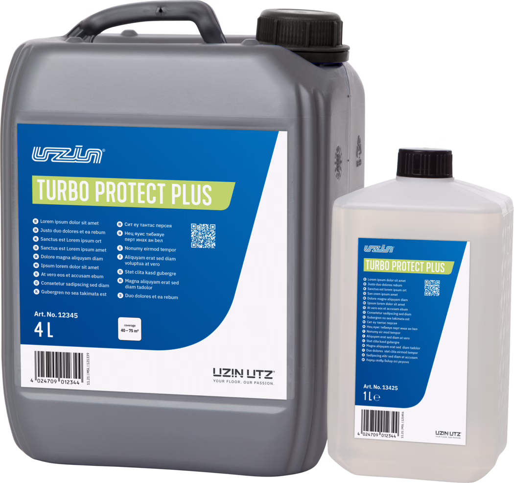 UZIN_Dummy_Turbo Protect Plus_INT_2022-01 Närbild av två plastdunkar: en stor grå 4‑litersdunk till vänster och en mindre halvgenomskinlig 1‑litersflaska till höger. Båda har blå rektangulära etiketter med gröna inslag med texten 'TURBO PROTECT PLUS' och UZIN UTZ‑logotypen. Den grå dunken har ett svart skruvlock och ett integrerat handtag ovanpå; den vita flaskan har också ett svart lock. Etiketterna visar små flerspråkiga textrader, en QR‑kod, artikelnummer (Art. No. 12345 och 13425), streckkod och täckningsinformation. Bilden är tagen mot vit bakgrund med fokus på etiketter, lock och övre delar av behållarna.