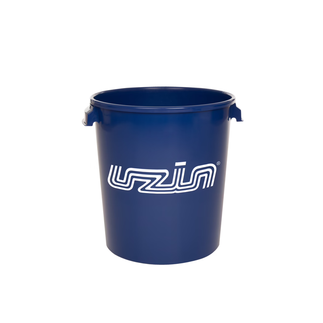 UZIN_Dummy_mixing bucket_2026-04 En hög, cylindrisk hink i mörkblå plast med en slät, blank yta och en vit, stiliserad logotyp på framsidan. Hinken har två små formade handtag vid kanten och ett öppet, tomt inre; fotograferad mot en enfärgad vit bakgrund med en diskret skugga vid basen.