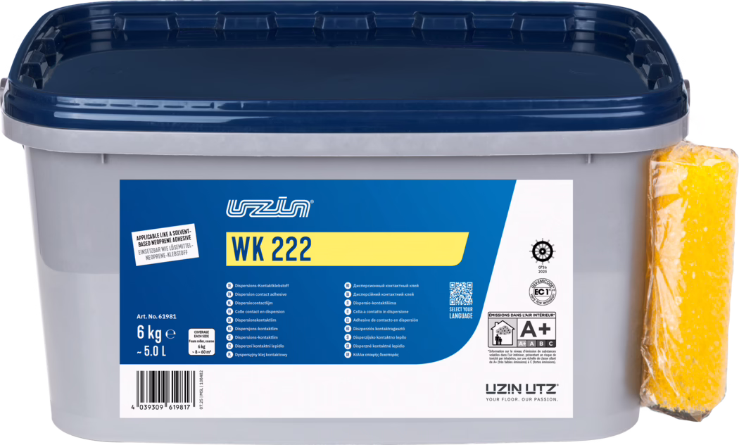 UZIN_Dummy_WK 222-6kg_2025-11 Ett rektangulärt grått plastkar med mörkblått klicklock och en blå‑gul produktetikett med texten 'WK 222'. Behållaren är märkt '6 kg (~5,0 L)' och visar tekniska symboler, streckkod och flerspråkig produktinformation. På höger sida sitter en gul svamp inslagen i plast. Etiketten visar varumärket 'Uzin Utz' och en A+ symbol för inomhusutsläpp. Fotot är produktinriktat på vit bakgrund, skarpt och jämnt belyst.