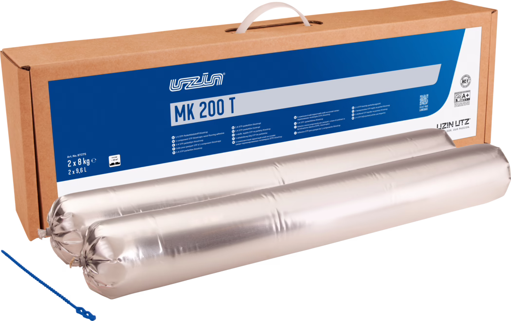 UZIN_Dummy_MK 200 T-2x8kg_2024-09 Produktbild av en brun kartong med en blå etikett "MK 200 T" (märket Uzin), framför två silverfärgade foliepaket med lim och en liten blå plastblandningsnyckel, mot vit bakgrund.