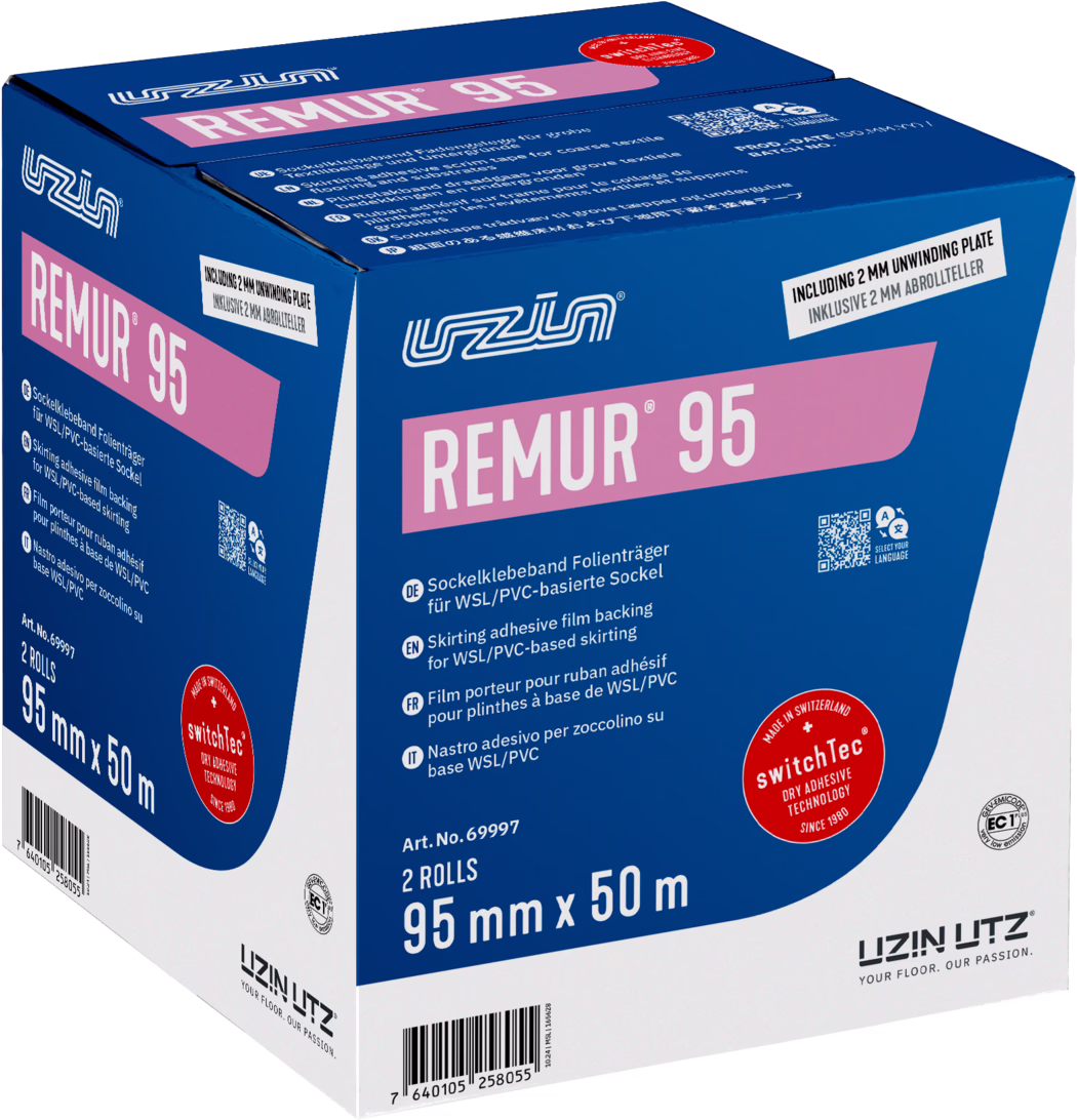 UZIN_Dummy_Remur 95-carton_2024-10 Foto av en blåvit produktkartong 'REMUR 95' från UZIN UTZ, tagen snett framifrån. Förpackningen har en stor rosa etikett med produktnamnet 'REMUR 95', företagslogotypen och flerspråkig teknisk information. Framsidan visar '2 ROLLS' och måtten '95 mm x 50 m'. En röd 'switchTec'-symbol, QR‑kod, streckkod och en liten etikett 'INCLUDING 2 MM UNWINDING PLATE' syns. Kartongen ser ny ut och innehåller information om en självhäftande film för sockellister WSL/PVC.