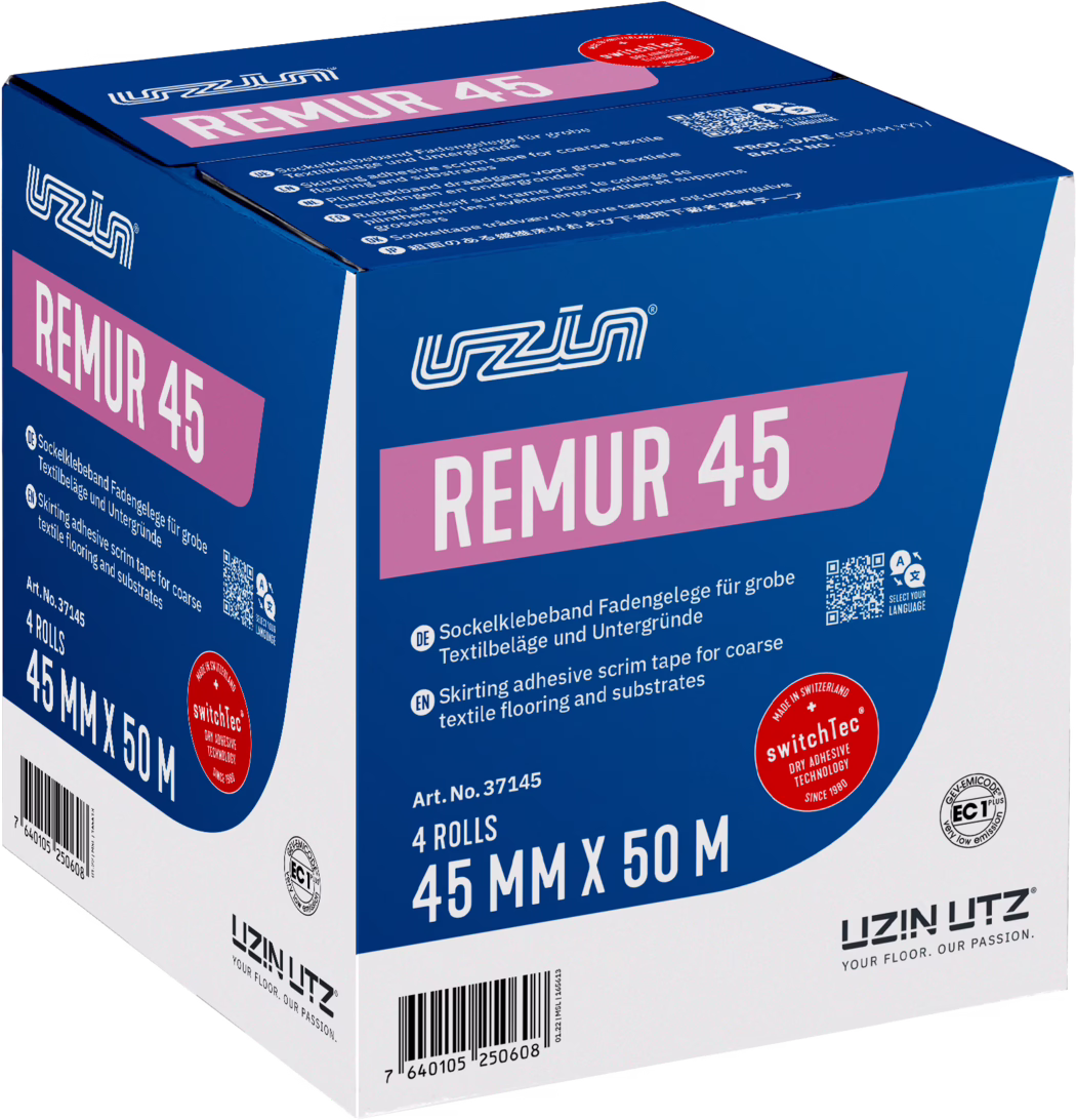 UZIN_Dummy_Remur 45-carton_2022-01 Close-up av en försäljningsförpackning för 'REMUR 45' från UZIN UTZ. Den kubformade kartongasken är huvudsakligen mörkblå med vita ytor och rosa inslag som tydligt visar produktnamnet REMUR 45 med tjocka vita bokstäver. Framsidan visar uppgifter som '4 ROLLS', '45 MM X 50 M' och 'Art. No. 37145' och mindre flerspråkig text beskriver produkten som en sockelklister-tejp/armband för grova textila golv och underlag. Synliga detaljer är UZIN-logotypen, en röd 'switchTec DRY ADHESIVE TECHNOLOGY'-dekal, en QR-kod, certifieringssymboler och en streckkod; bilden visar fram-, topp- och vänstersidan av lådan mot vit bakgrund.