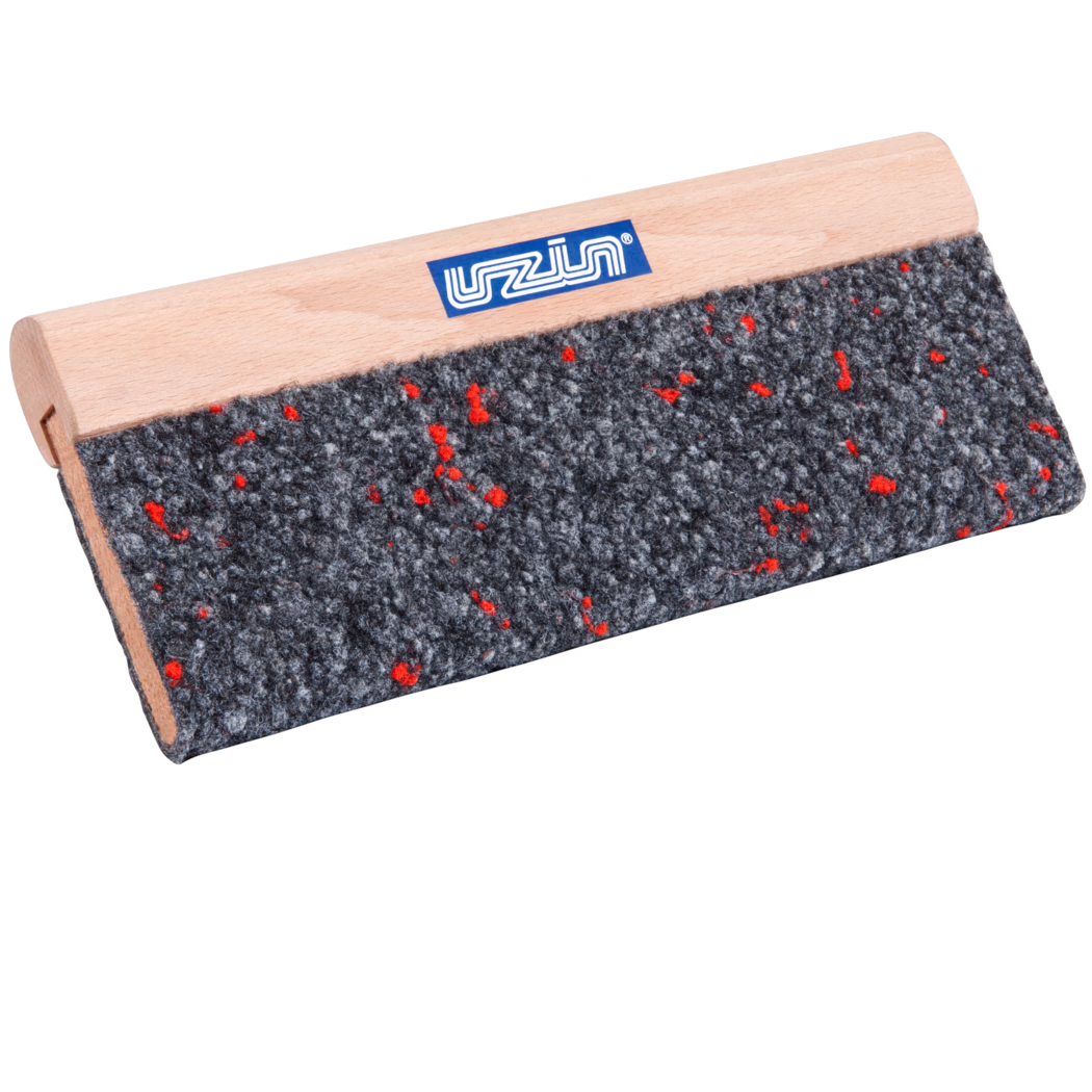 Ett texturerat handverktyg med ett handtag av trä och en grå filt yta med röda prickar, designat för att släta ut eller slutföra ytor.