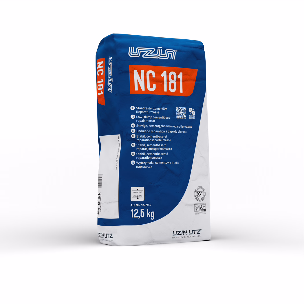 En stående säck UZIN NC 181, cementbaserad reparationsmassa med låg rinnighet. Förpackningen är huvudsakligen blå och vit med en orange etikett med texten 'NC 181'. Produktinformation och flerspråkiga instruktioner syns på framsidan och vikten 12,5 kg är tryckt längst ner. Säcken står på vit bakgrund med en mjuk skugga.