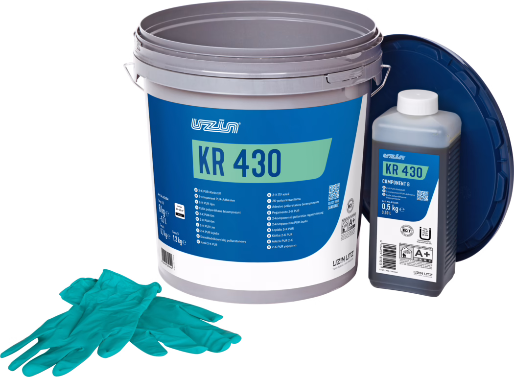 UZIN_Dummy_KR 430-8kg_2025-07 En stor grå plasthink märkt 'KR 430' med blågrönt etiket, bredvid en mindre flaska märkt 'KR 430 Component B' och ett par turkosa engångshandskar; förpackning för ett tvåkomponents polyuretanlim.